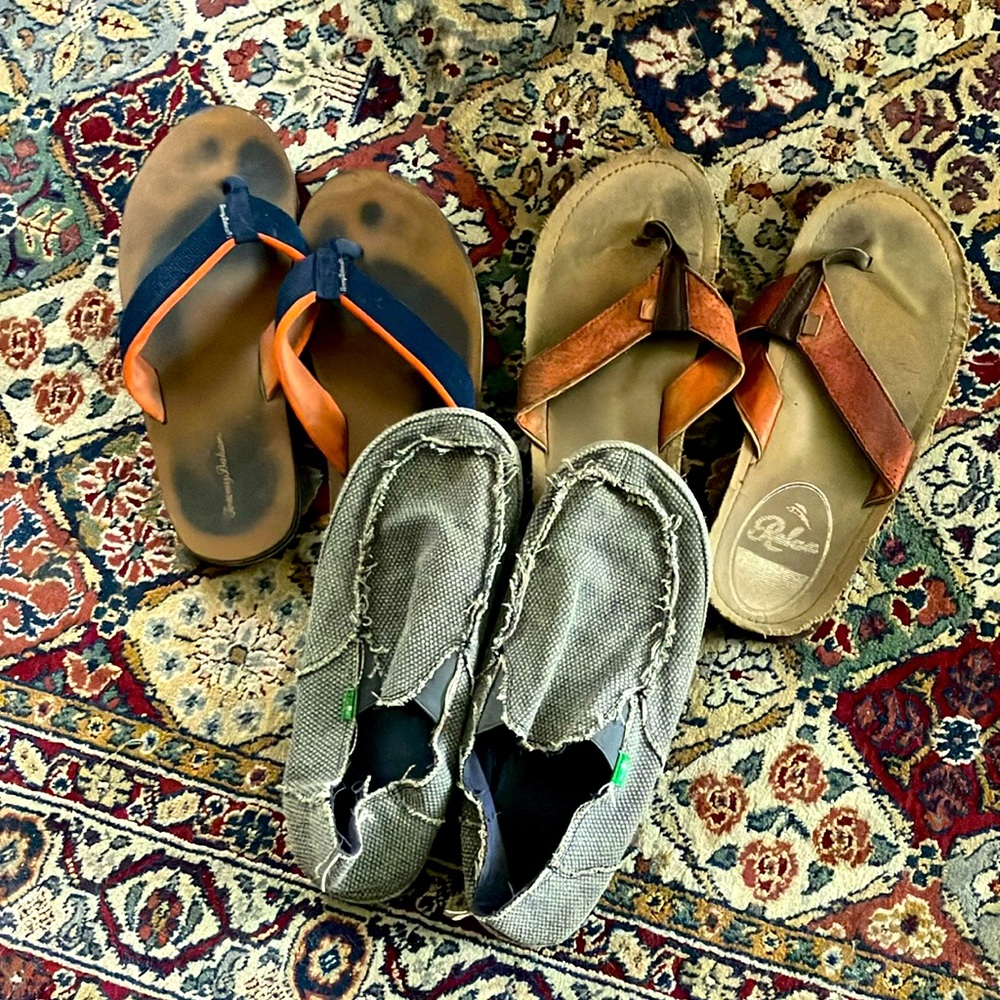 💙 3 Pairs of Men’s Sz 13 shoes. Sanuk Grey Rounder shoe. 2 pairs of flip flops.